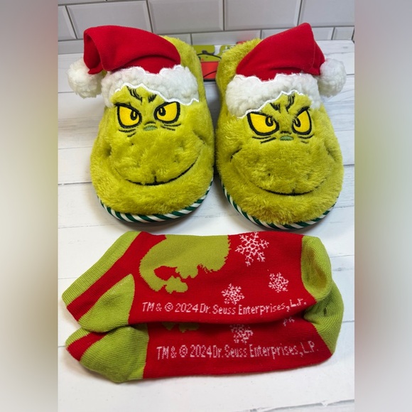 The Grinch :L(9/10) Women Christmas Holiday Slide Slippers/Socks Multi Color - Picture 1 of 8